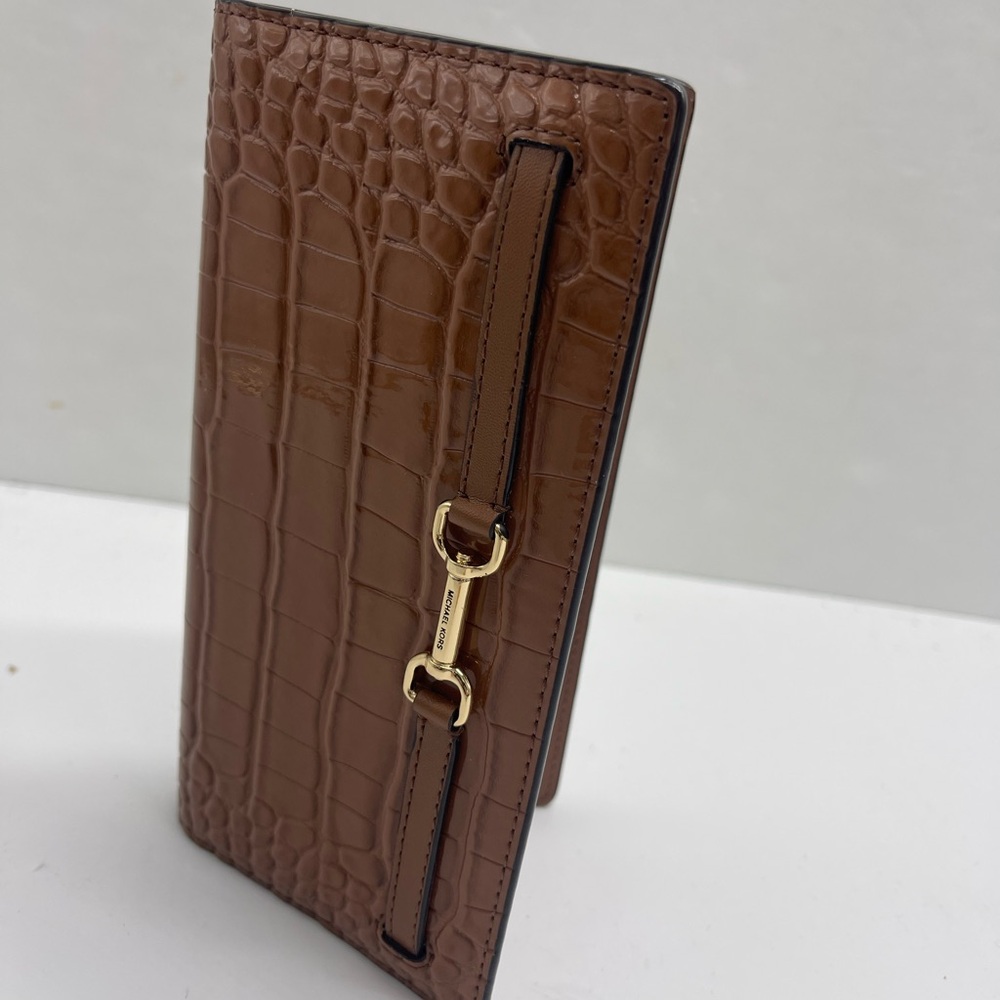 MICHAEL KORS Carson Large Crocodile Embossed Bifold Snap Wallet
Luggage
NWT - Picture 9 of 16